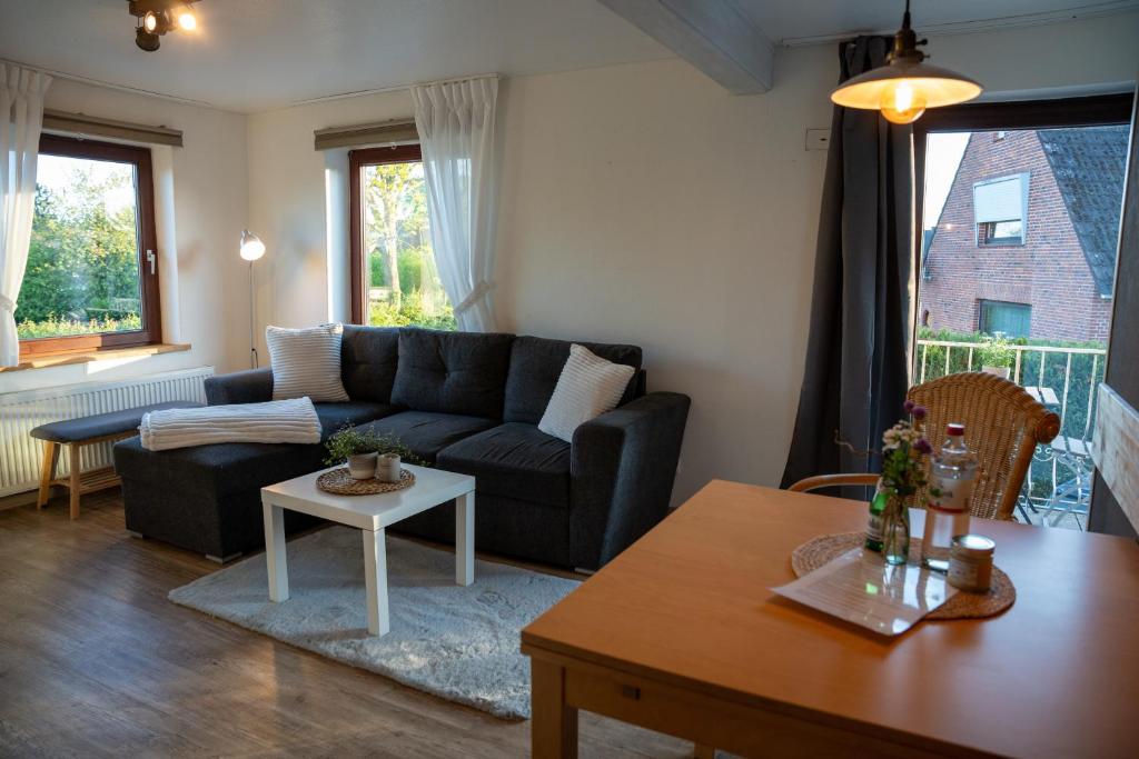 sala de estar con sofá y mesa en Feriemhof Kruse Wohnung Nr 1, en Grömitz