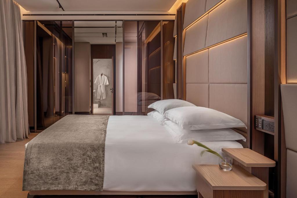 Postel nebo postele na pokoji v ubytování Amathus Residences