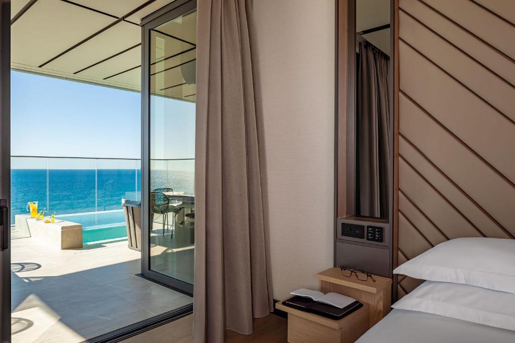Postel nebo postele na pokoji v ubytování Amathus Residences