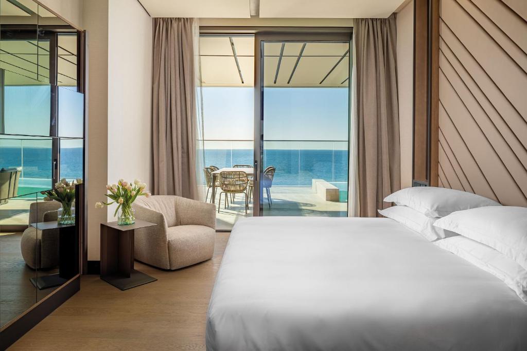 Postel nebo postele na pokoji v ubytování Amathus Residences