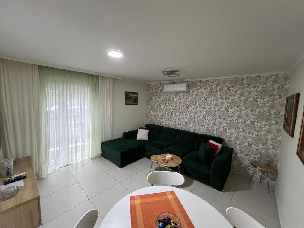 Vračar (historical)的住宿－Paradiso1，客厅配有绿色沙发和桌子
