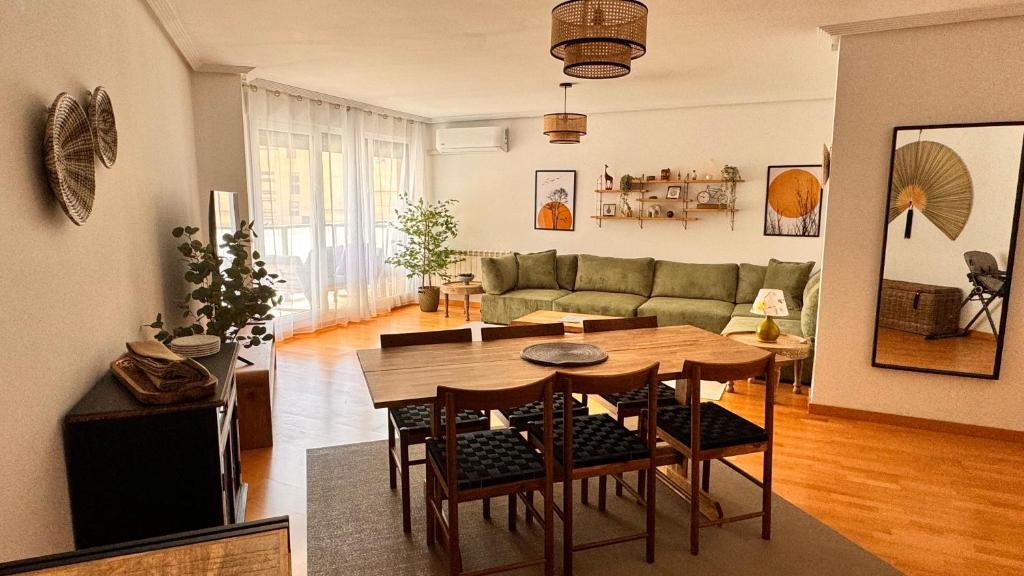 a living room with a table and a couch at Exclusive Lerma - Smart TV de 75", Netflix y Parking Gratis in Lerma
