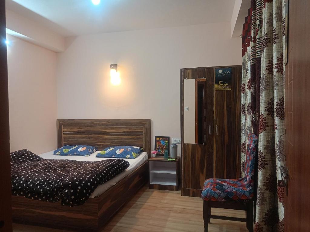 Llit o llits en una habitació de Shree Shimla Stays