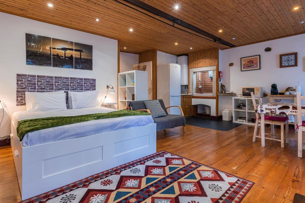 una camera da letto con un letto e un soggiorno di The Point - Sintra 2 a Sintra