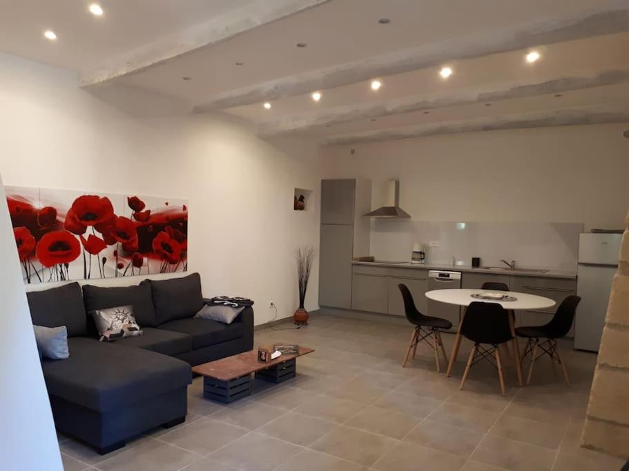 un salon avec un canapé et une table dans l'établissement Beau logis indépendant dans mas piscine 4 pers, à Pujaut