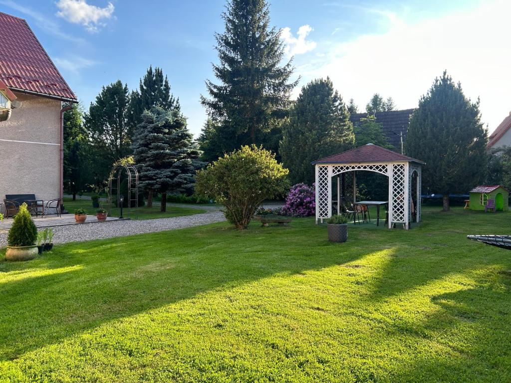 Ogród w obiekcie Apartamenty Stokrotka