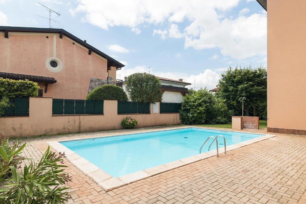 Piscina de la sau aproape de Attico Sirmione Easy