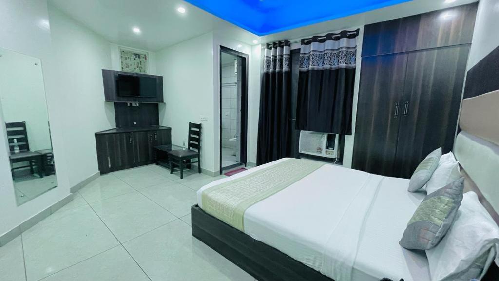 โทรทัศน์และ/หรือระบบความบันเทิงของ Hotel Ark Wood Near Delhi Airport