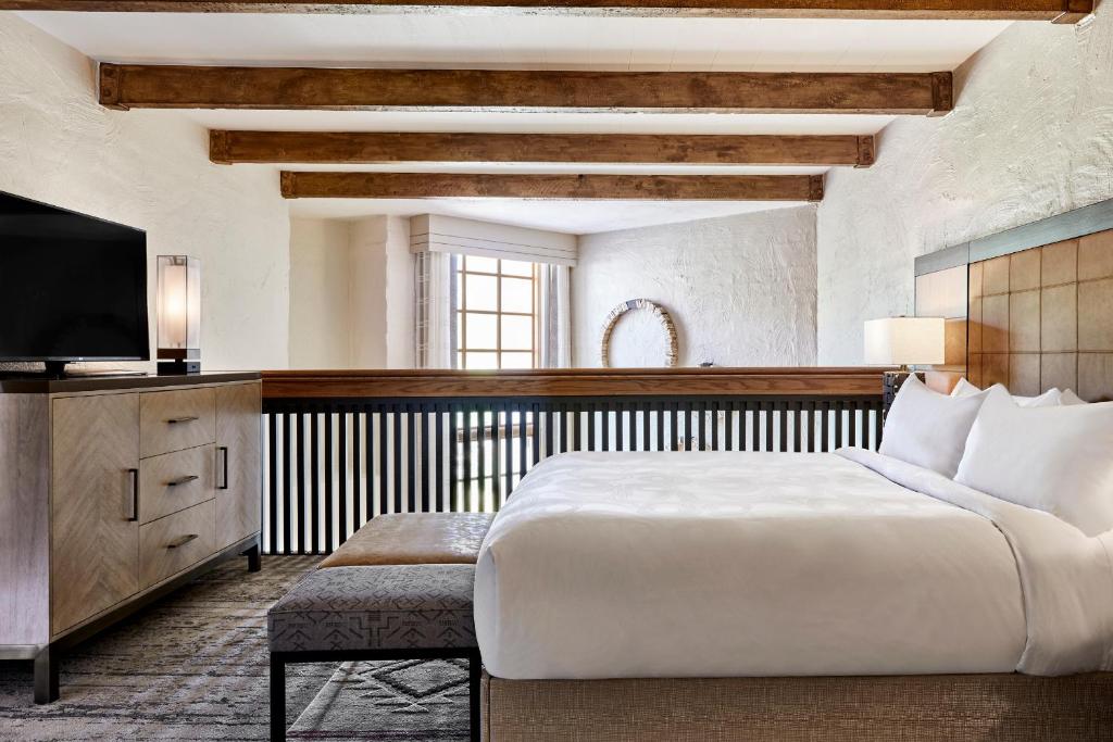Postel nebo postele na pokoji v ubytování JW Marriott Scottsdale Camelback Inn Resort & Spa