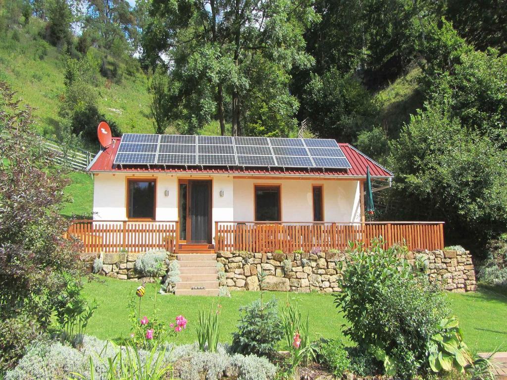 ein Haus mit Sonnenkollektoren auf dem Dach in der Unterkunft Ferienhaus Manoury in Waldeck