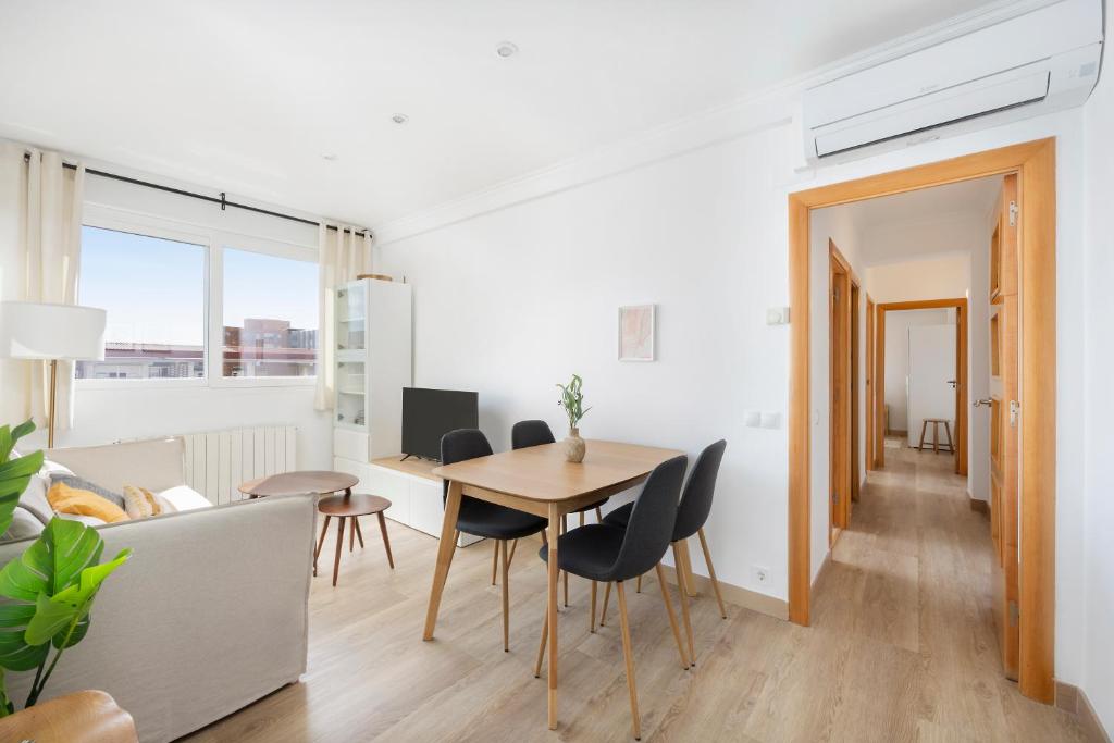 a living room with a table and a couch at Amazing 3bdr Apt In Cornella 1 Mins From Metro in Cornellà de Llobregat