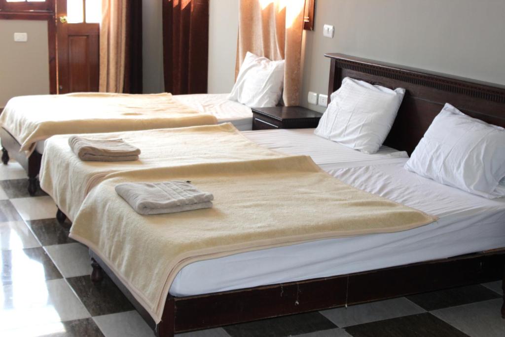 A bed or beds in a room at Serenity Lodge