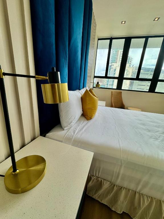 Postel nebo postele na pokoji v ubytování Metro Art Hotel