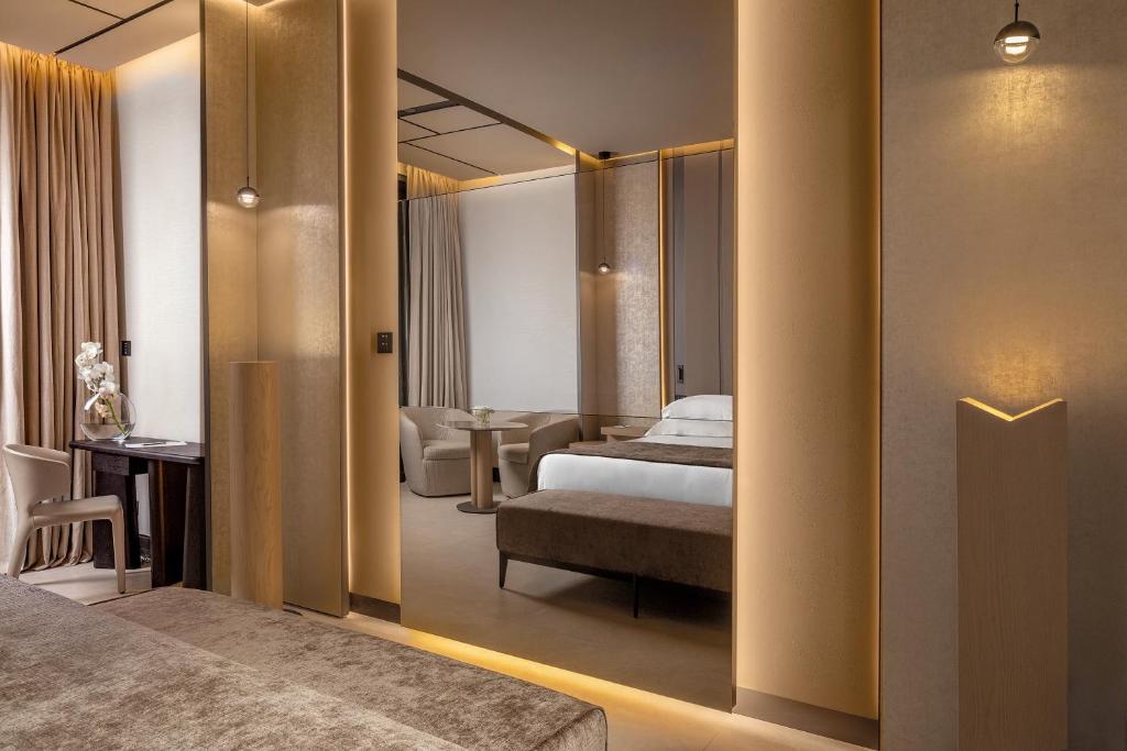 Postel nebo postele na pokoji v ubytování Amathus Residences