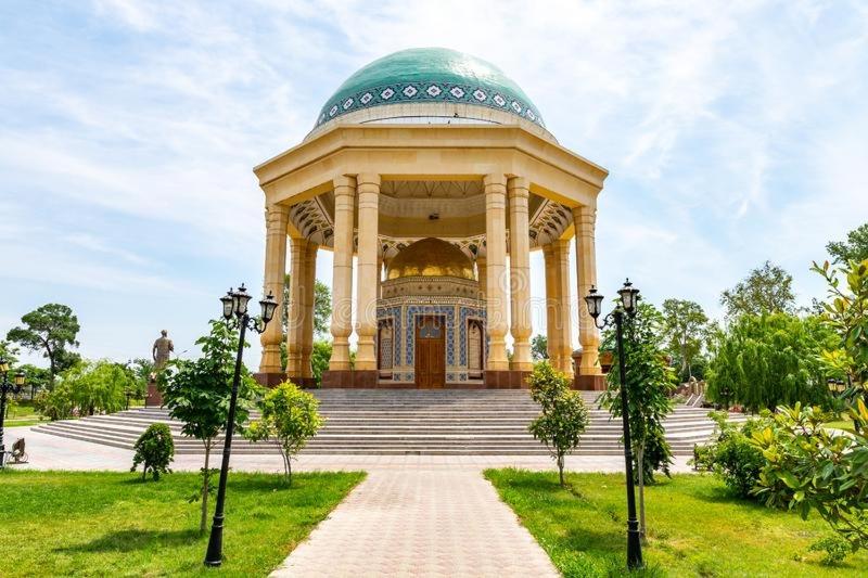 Парк рудаки в худжанде. Камолиддин хучанди. Камоли хучанди памятник в худжанде. Памятник камоли худжанди в худжанде. Камоли хучанди памятник.