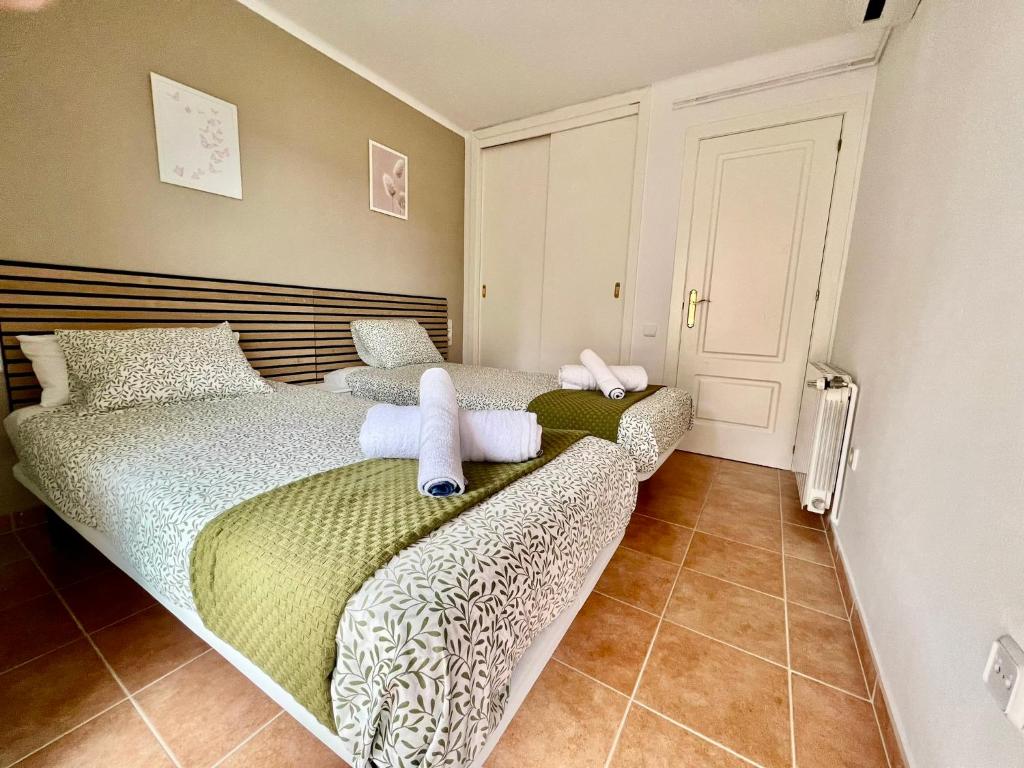 een slaapkamer met twee bedden met knuffels erop bij Apartaments Platja d’Aro in Platja  d'Aro