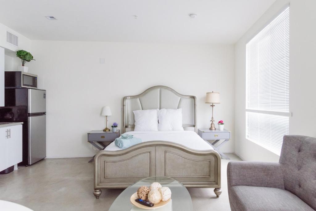 une chambre avec un lit, un canapé et une table dans l'établissement Suite Little Tokyo Los Angeles, à Los Angeles