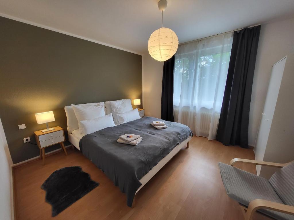 een slaapkamer met een bed met twee handdoeken erop bij Zentrumsnahe Wohlfühloase in Kassel