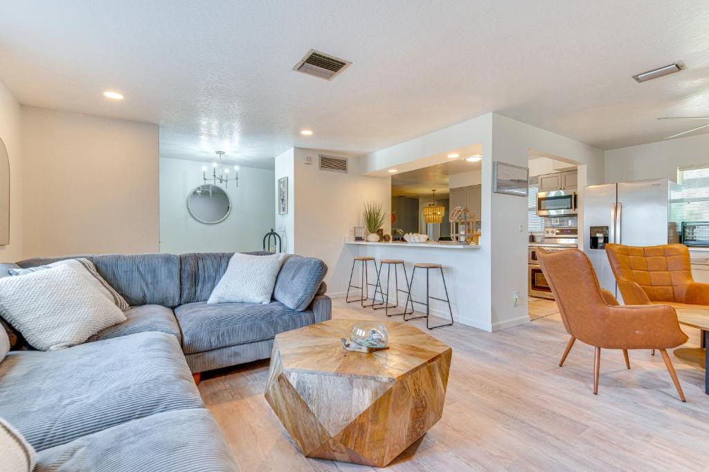 Kuchyň nebo kuchyňský kout v ubytování Pelican Beach Retreat! Family Home on Space Coast