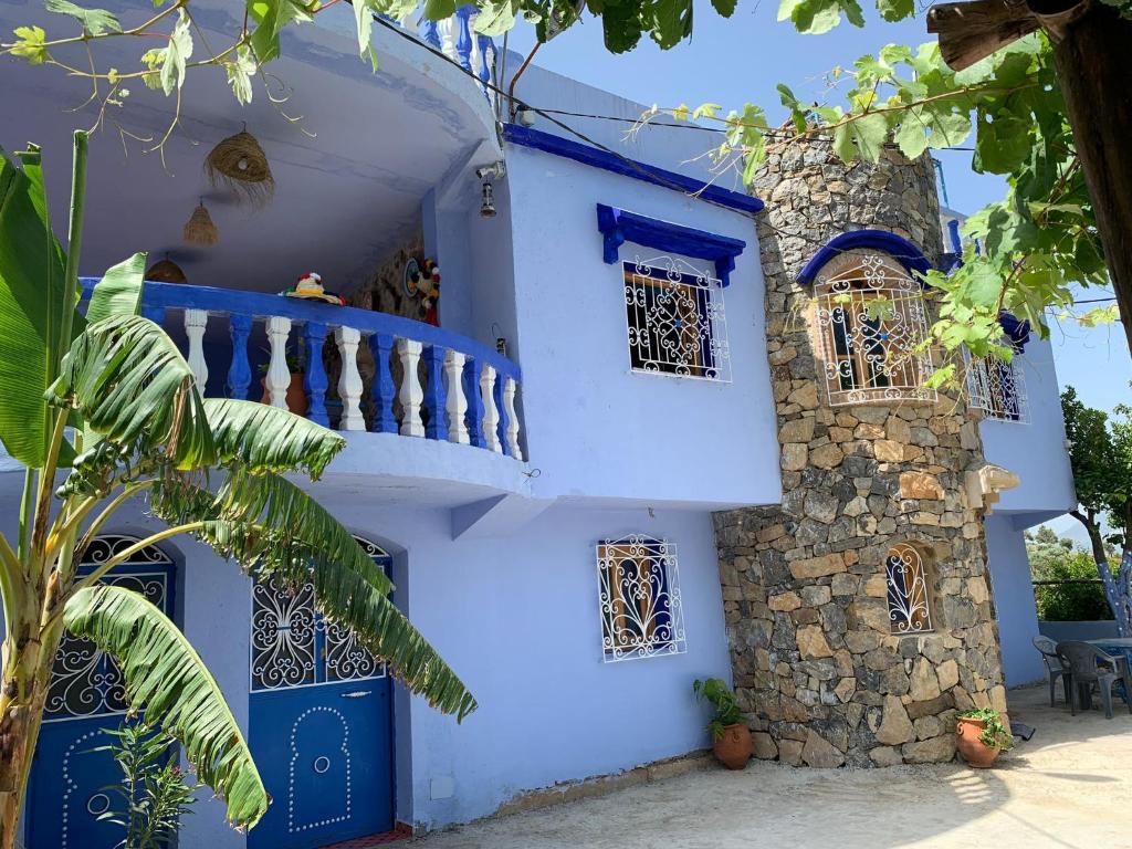een blauw-wit huis met een trap bij Blue House Town in Chefchaouene