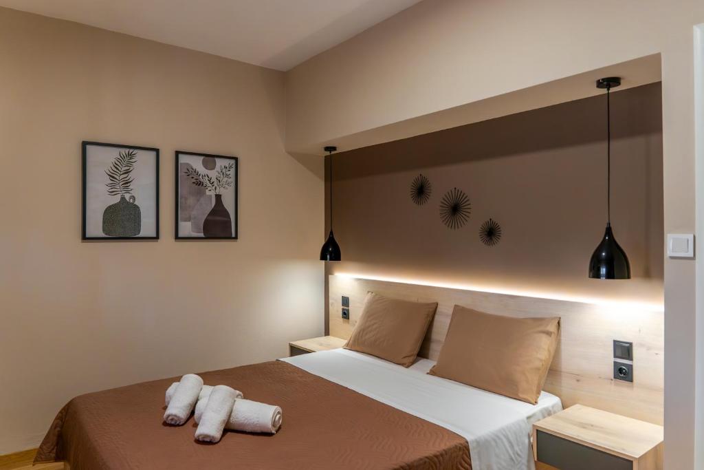 1 dormitorio con 1 cama con 2 toallas en NOVOS guesthouse Meteora, en Kalambaka