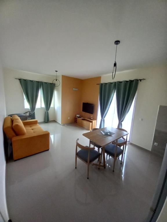 ein Wohnzimmer mit einem Tisch und einem Sofa in der Unterkunft Nifa House in Espargos
