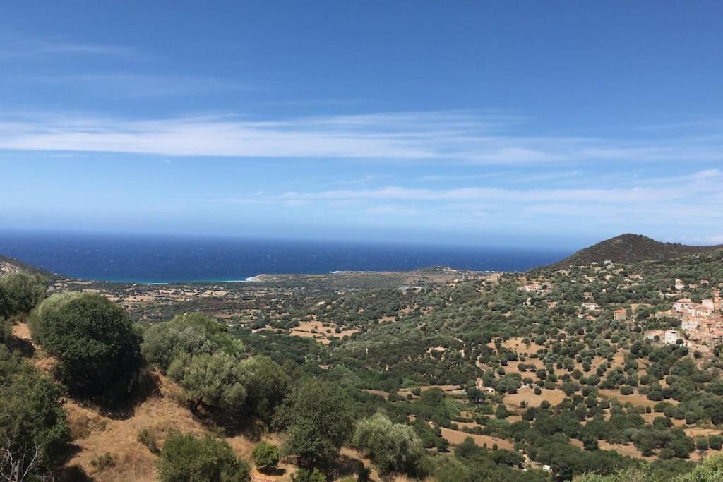 une vue aérienne d'une ville et de l'océan dans l'établissement Villa vue imprenable mer et montagne, à Cateri