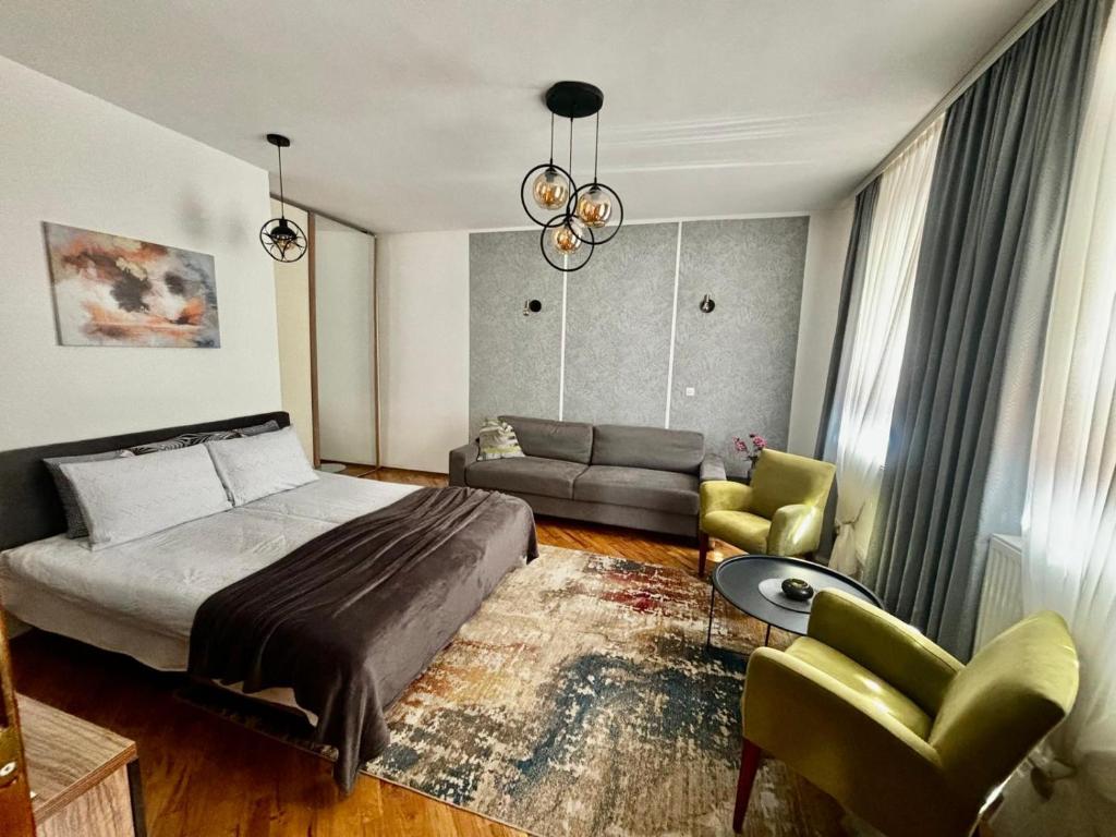 una camera con letto e divano di Apartment Mila a Sarajevo