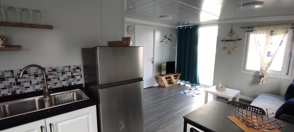 Kuchyň nebo kuchyňský kout v ubytování Mountain View Bungalows Dimilia