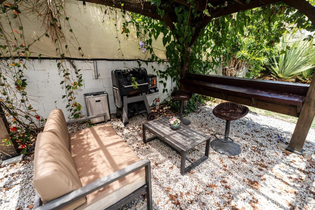 Posezení v ubytování Private Patio Retreat with Zen Vibe and FREE Laundry