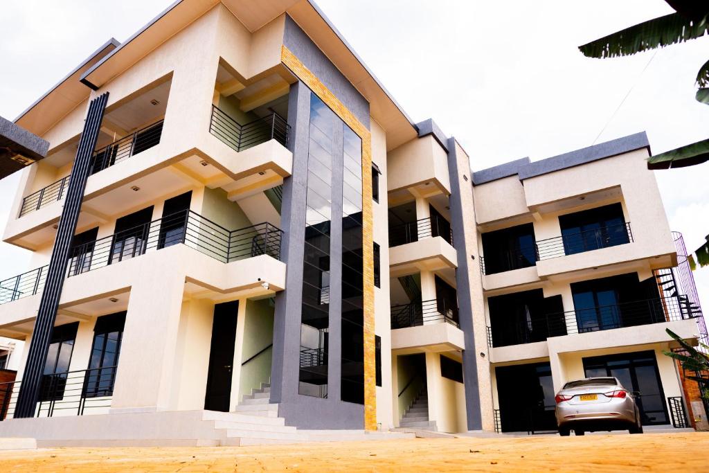 ein Gebäude mit einem davor geparkt in der Unterkunft The Vacation Homes Apartments in Kigali
