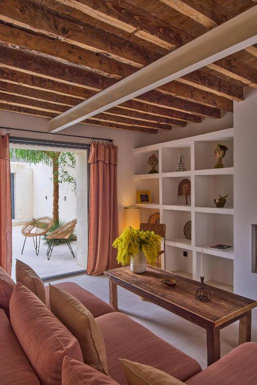 un salon avec un canapé et une table dans l'établissement L'Arlésienne, à Arles