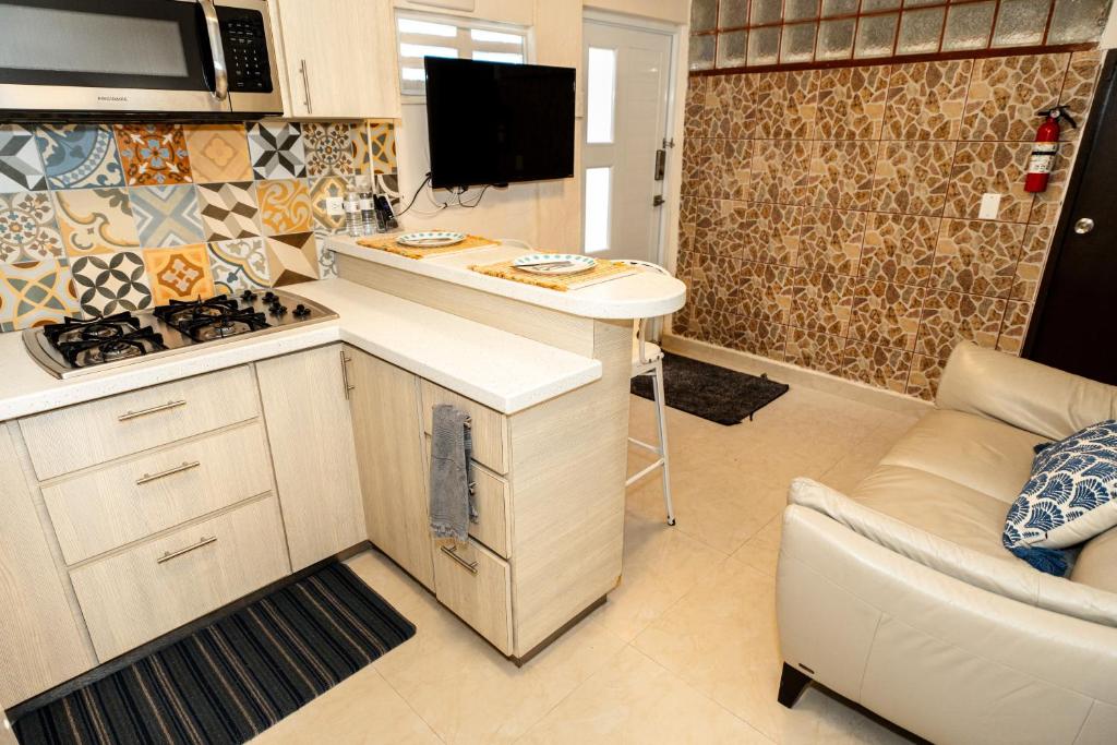 Compact Haven with Private Entrance and FREE Parking and Laundry - Apartamento De Una Habitación