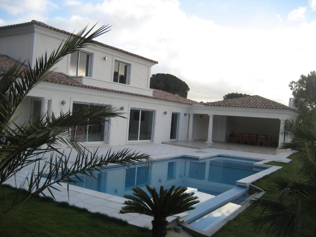 une grande maison blanche avec piscine dans l'établissement villa aureliana, à Saint-Raphaël