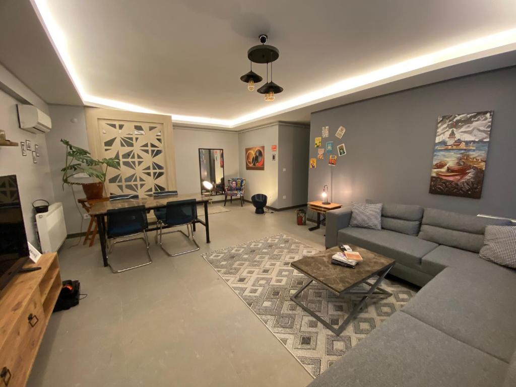 sala de estar con sofá y mesa en wide garden flat close to the memorıall hospital hGyhomes2103, en Estambul