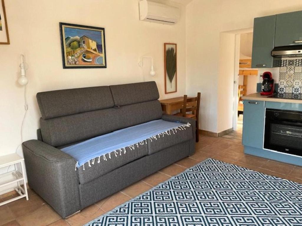 d'un salon avec un canapé et une cuisine. dans l'établissement Résidence 488-sanary Sur Mer - Rez de jardin dans propriété privée au calme MAE-9814, à Sanary-sur-Mer