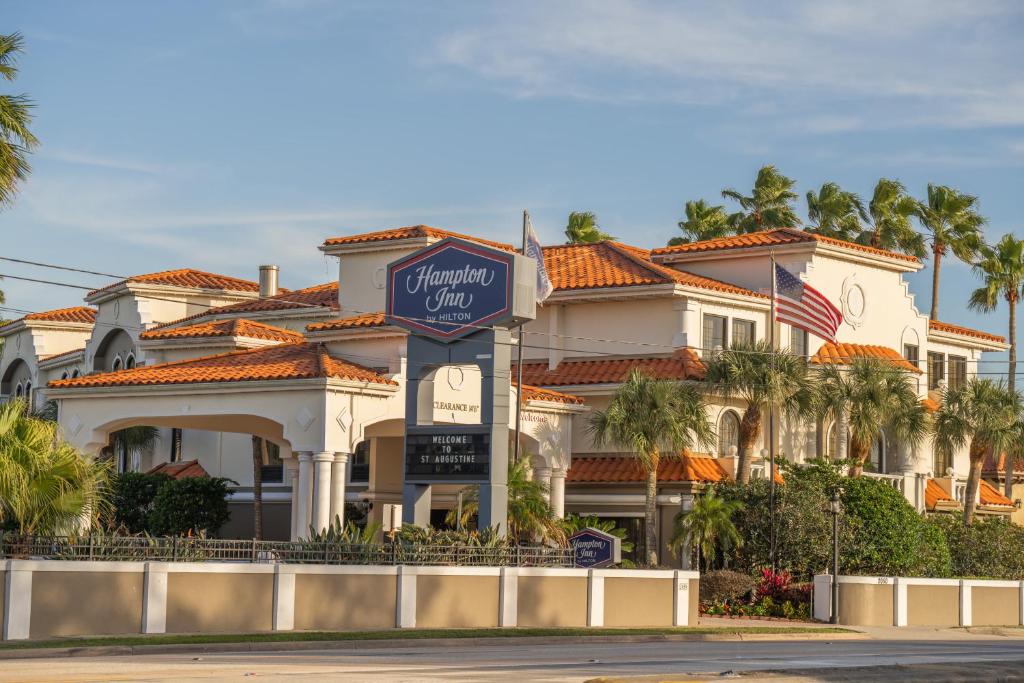 um grande edifício com uma placa em frente em Hampton Inn St Augustine US1 North em St. Augustine