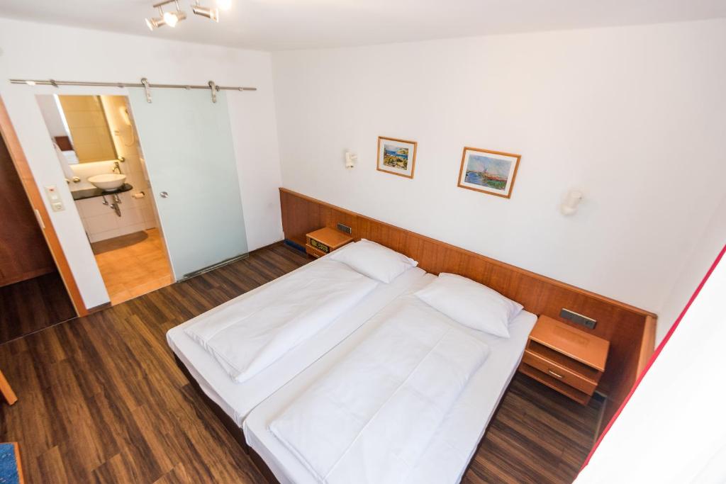 Postel nebo postele na pokoji v ubytování Hotel am Friedensplatz