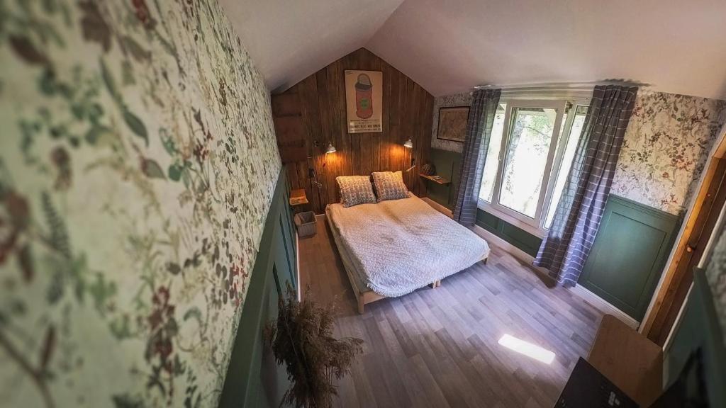 Habitación pequeña con cama y ventana en Karklini glamping, en Cēsis
