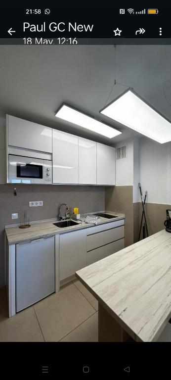 A kitchen or kitchenette at Stylish Apartment