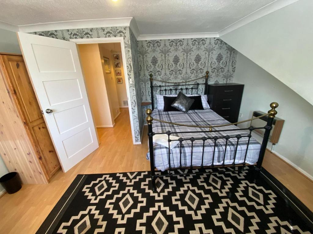 um quarto com uma cama e um tapete preto e branco em Bracknell - Beautiful very large double bedroom em Easthampstead