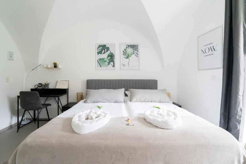 a bedroom with a large bed with towels on it at Wachau Familienoase &#47; 60m² &#47; Gartenparadies in Mautern