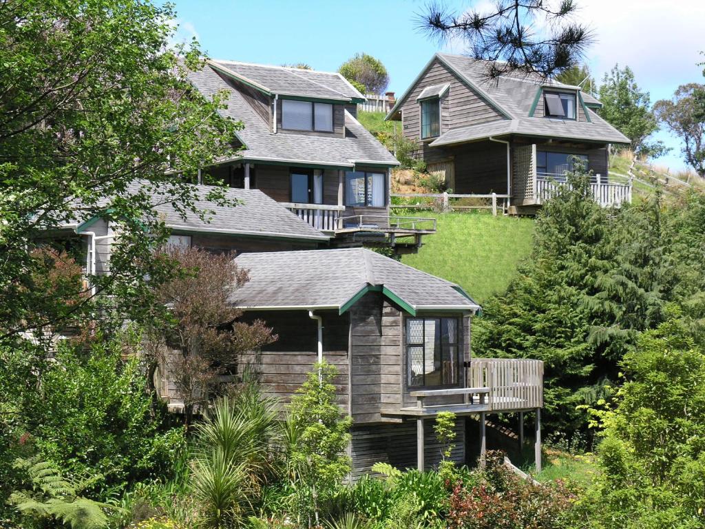 a large house with a porch and a deck at Grafton Cottage & Chalets in Thames