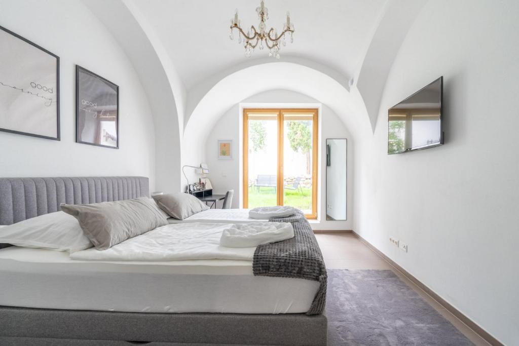 - une chambre avec un grand lit dans l'établissement Wachau Ruhepol / 45m² / Idyllisch mit Gartenterrasse, à Mautern