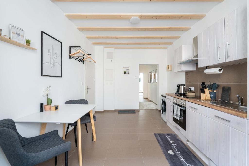 Kuchyň nebo kuchyňský kout v ubytování Tranquil Wachau Escape - 45m2 with Outdoor Terrace