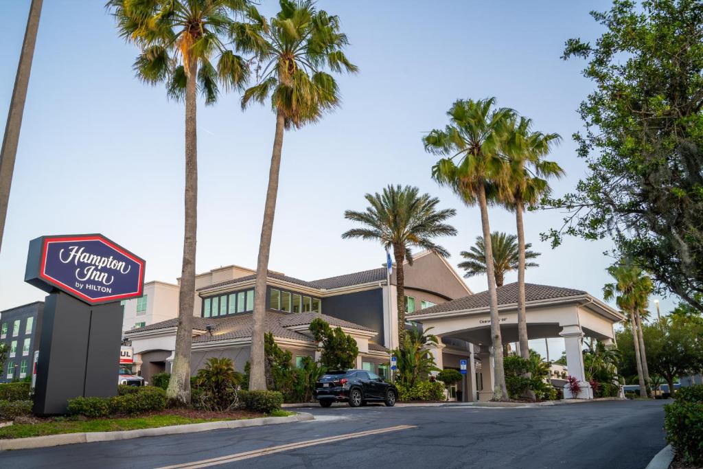 um carro estacionado em frente a uma casa com palmeiras em Hampton Inn St Augustine Downtown Historic Distric em Saint Augustine