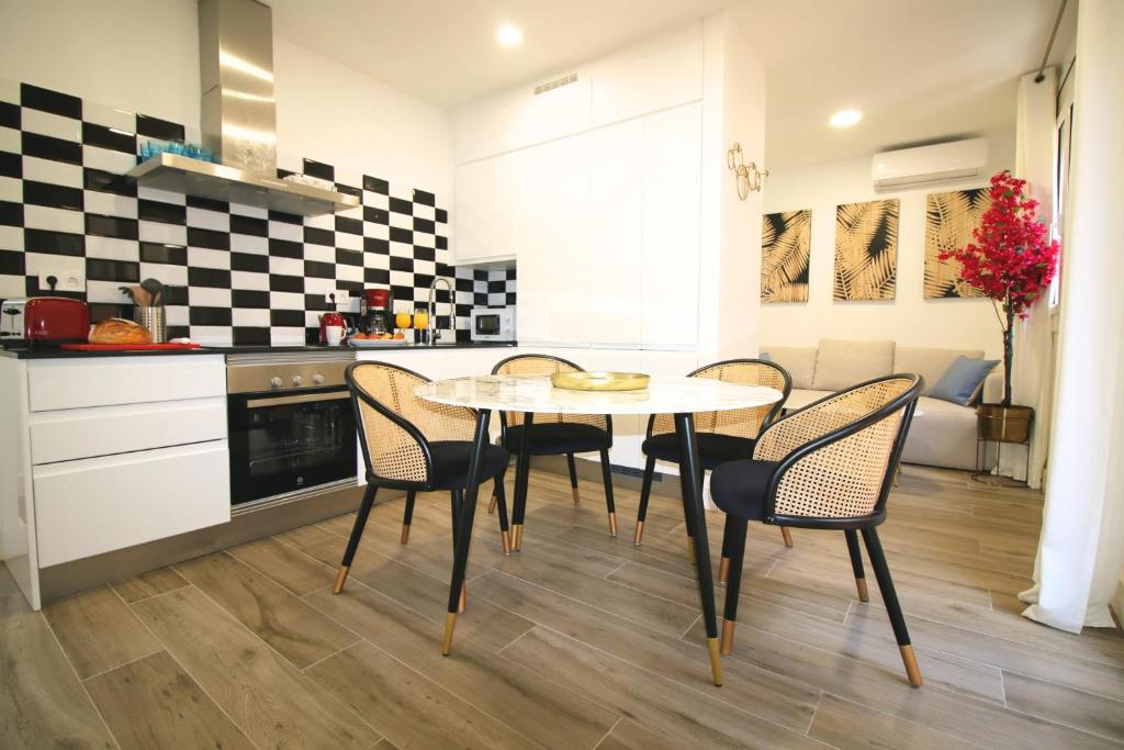 Köök või kööginurk majutusasutuses Charming Seaside Apartment in Barceloneta, Renovated with Stunning Sea Views
