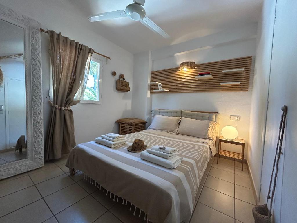 een slaapkamer met een bed met handdoeken erop bij Es Pujols Vista Mare in Es Pujols
