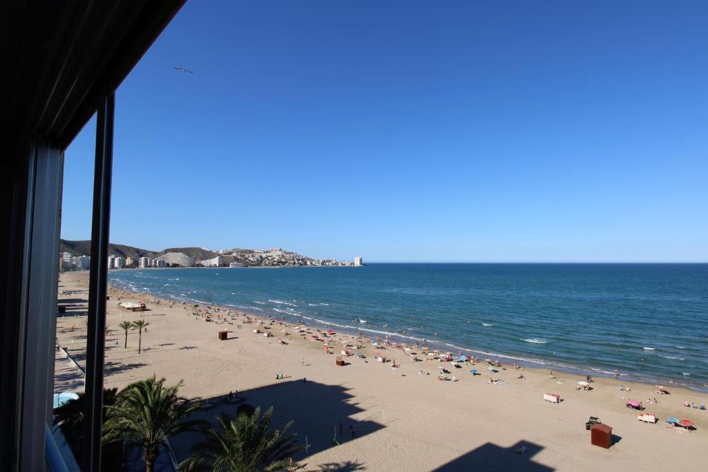 una vista de una playa con mucha gente en Vacansis,com Cabañal en Cullera