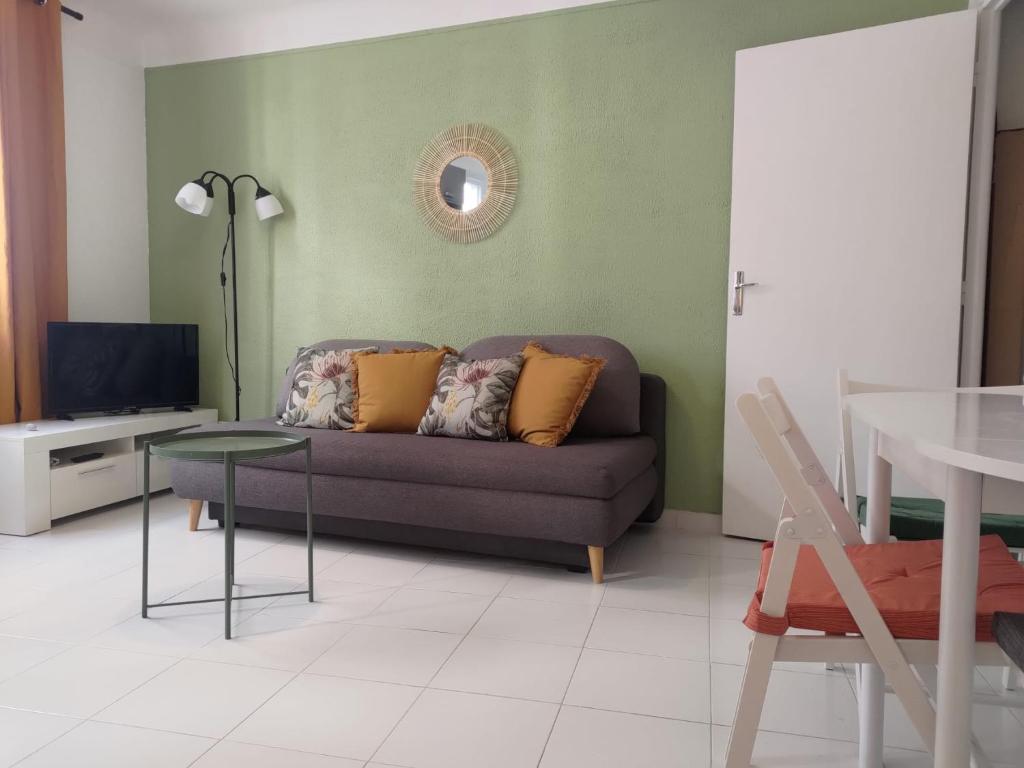 uma sala de estar com um sofá e uma mesa em Appartement Nice Libération em Nice